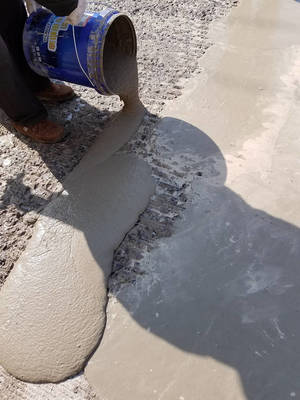 冬天刚浇的水泥路面材料受冻后出现起砂麻面的问题还能补救吗?